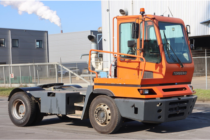 Terberg YT182 - Termināļa traktors: foto 1 Terberg YT182 - Termināļa traktors: foto 1