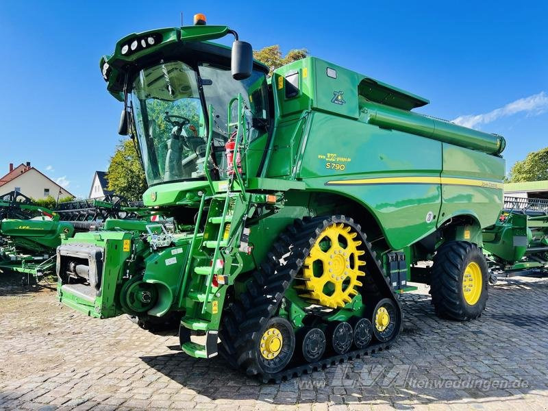 John Deere S790 - Labības kombains: foto 1 John Deere S790 - Labības kombains: foto 1