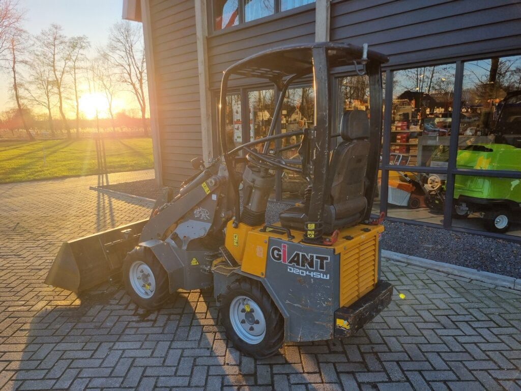 GIANT D204SW miniloader - Riteņu iekrāvējs: foto 3 GIANT D204SW miniloader - Riteņu iekrāvējs: foto 3