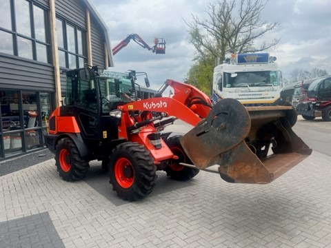 KUBOTA R082 - Riteņu iekrāvējs: foto 2 KUBOTA R082 - Riteņu iekrāvējs: foto 2