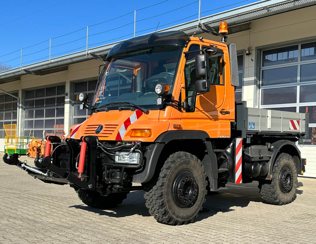 Unimog 400 - U400 405 02734 mit Heckkraftheber Mer - Kravas automašīna pašizgāzējs: foto 1 Unimog 400 - U400 405 02734 mit Heckkraftheber Mer - Kravas automašīna pašizgāzējs: foto 1