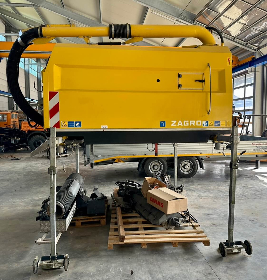 Unimog Aufbaukehrmaschine Trilety SK-370 - Ielu tīrīšanas mašīna: foto 3 Unimog Aufbaukehrmaschine Trilety SK-370 - Ielu tīrīšanas mašīna: foto 3