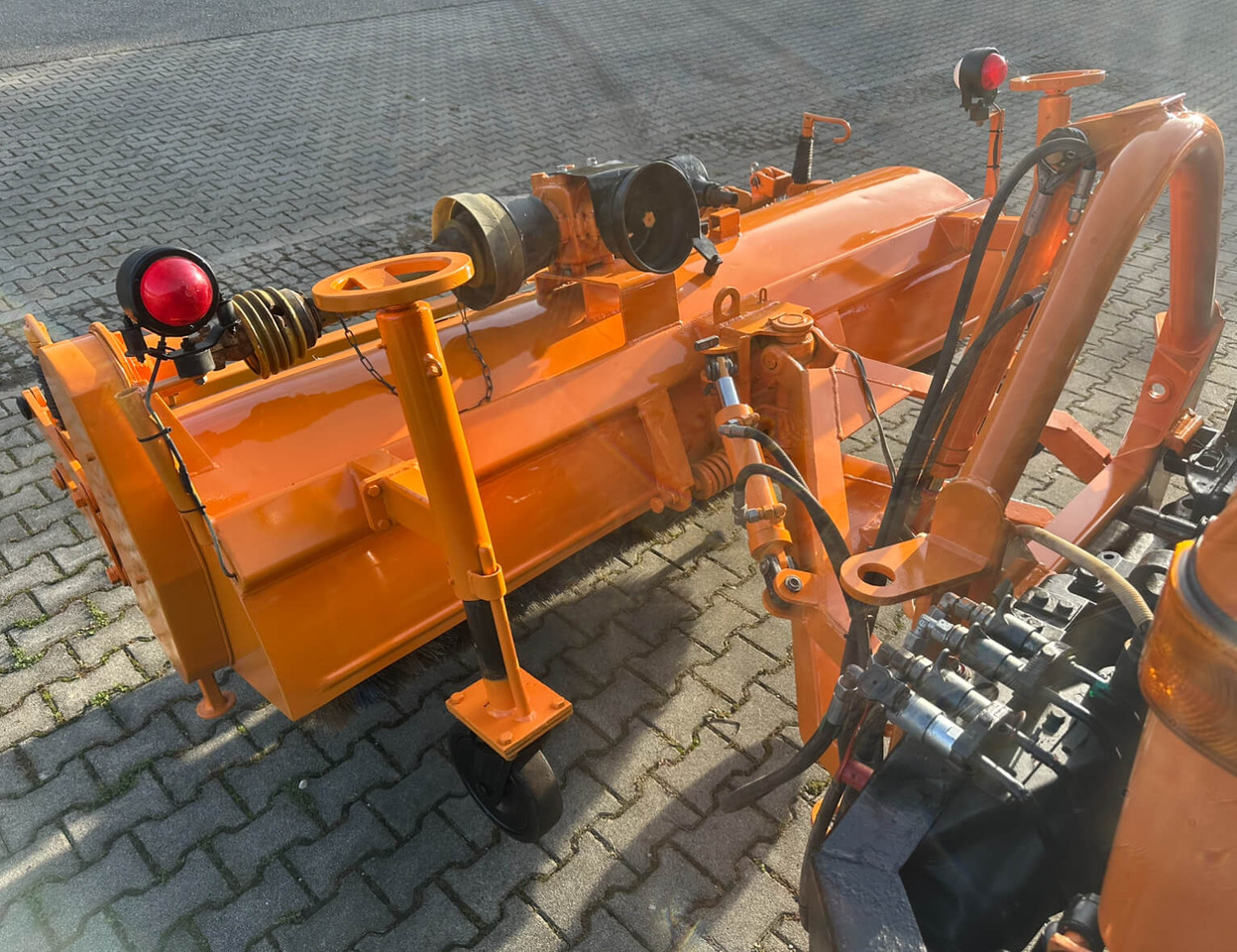Birste Unimog Frontanbaukehrbesen Schmidt VKS4.2: foto 6