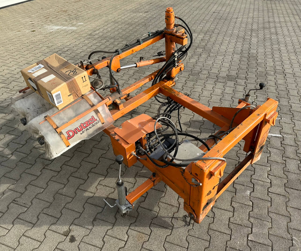 Unimog Leitpfostenwaschgerät Drutzel LWG-U-300 - Birste: foto 1 Unimog Leitpfostenwaschgerät Drutzel LWG-U-300 - Birste: foto 1