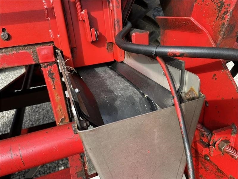 Minerālmēslu izkliedētājs Bredal B 4 Med overbygning og presenning på: foto 15