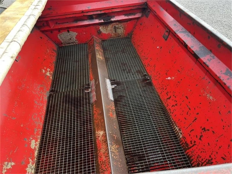 Minerālmēslu izkliedētājs Bredal B 4 Med overbygning og presenning på: foto 13