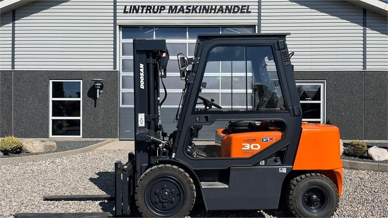 Doosan D30 G med kabine og KUN 57 TIMER FRA NY, MED TIME - Dīzeļiekrāvējs: foto 1 Doosan D30 G med kabine og KUN 57 TIMER FRA NY, MED TIME - Dīzeļiekrāvējs: foto 1