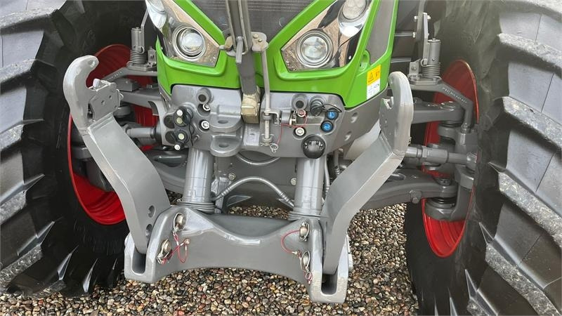 Fendt 933 Vario Profi Plus S4 med frontlift - Traktors: foto 4 Fendt 933 Vario Profi Plus S4 med frontlift - Traktors: foto 4