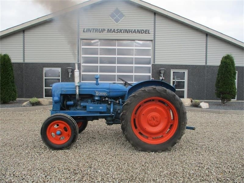 Fordson Major Diesel traktor - Traktors: foto 1 Fordson Major Diesel traktor - Traktors: foto 1