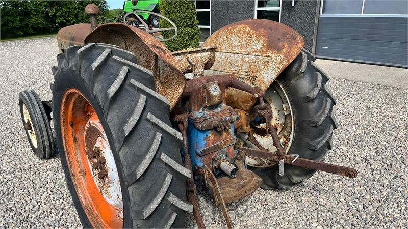 Fordson Major Motoren mangler, men mange god dele.  līzingu Fordson Major Motoren mangler, men mange god dele.: foto 9