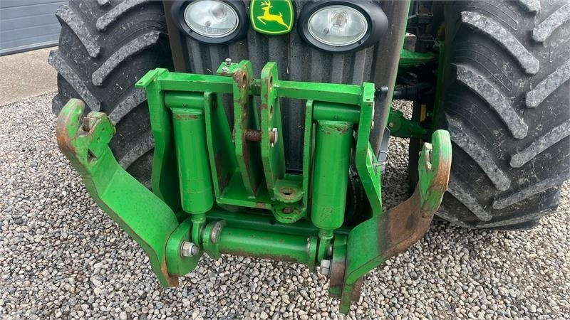 John Deere 8230 Med frontlift - Traktors: foto 4 John Deere 8230 Med frontlift - Traktors: foto 4