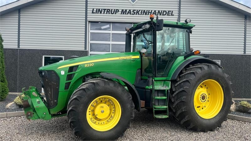John Deere 8230 Med frontlift - Traktors: foto 1 John Deere 8230 Med frontlift - Traktors: foto 1