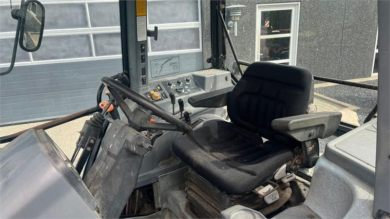 New Holland 7740 SLE Turbo Handy 2wd traktor  - Traktors: foto 5 New Holland 7740 SLE Turbo Handy 2wd traktor  - Traktors: foto 5