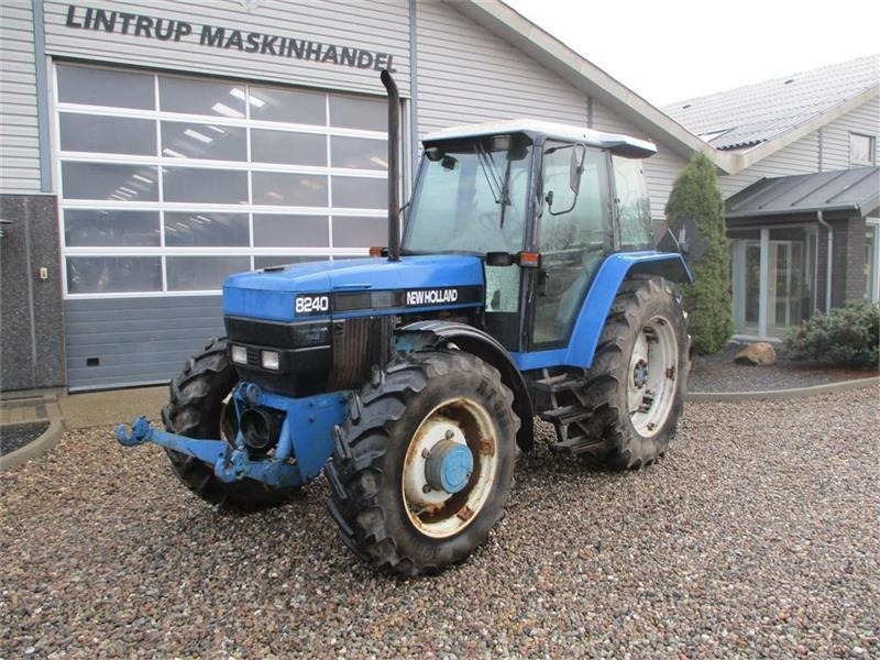 New Holland 8240 SLE Med frontlift og frontPTO - Traktors: foto 2 New Holland 8240 SLE Med frontlift og frontPTO - Traktors: foto 2
