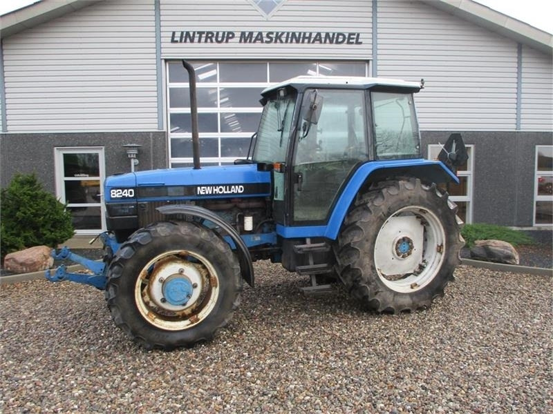 New Holland 8240 SLE Med frontlift og frontPTO - Traktors: foto 1 New Holland 8240 SLE Med frontlift og frontPTO - Traktors: foto 1