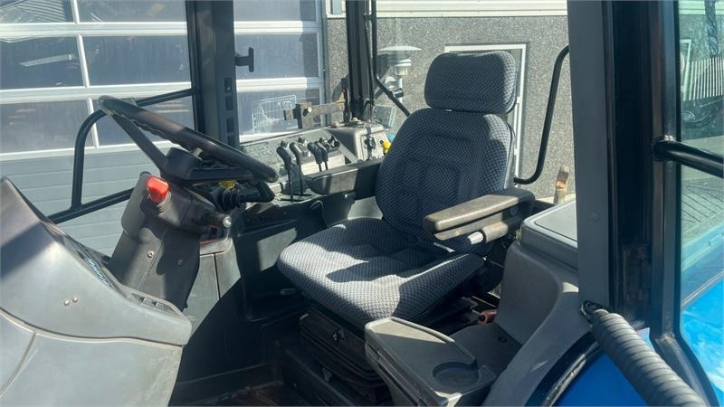 New Holland 8360 Rangecommand - Traktors: foto 4 New Holland 8360 Rangecommand - Traktors: foto 4