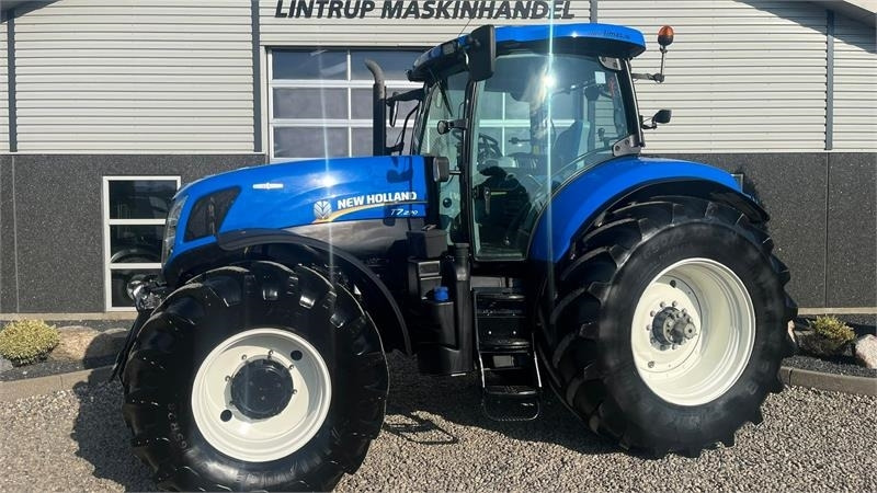 New Holland T7.270 AutoCommand med frontlift - Traktors: foto 1 New Holland T7.270 AutoCommand med frontlift - Traktors: foto 1