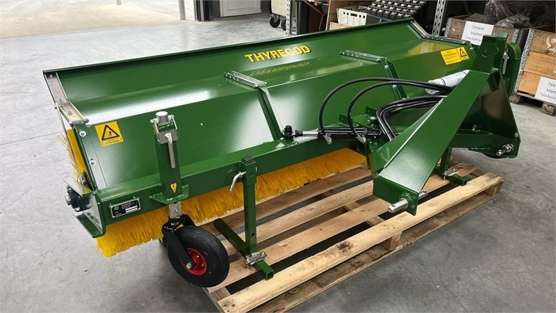 Thyregod TK 2800 med nylon børster og hydraulisk sving. bre - Birste: foto 1 Thyregod TK 2800 med nylon børster og hydraulisk sving. bre - Birste: foto 1