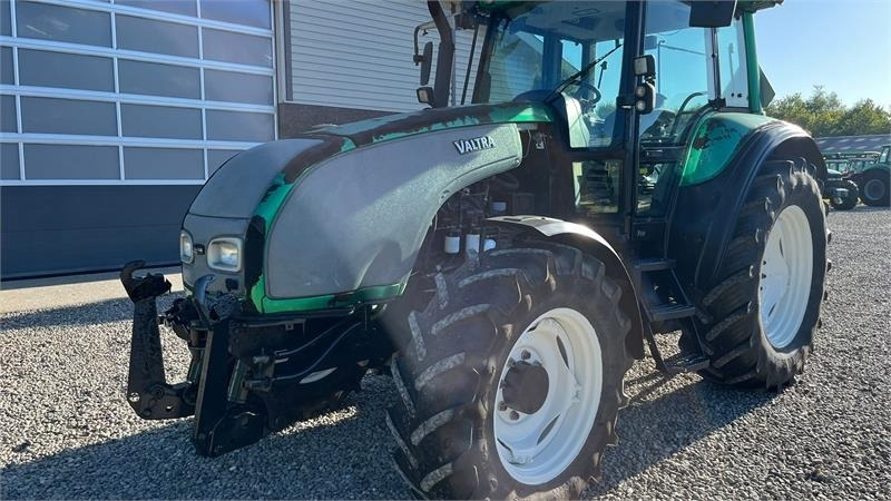 Valtra T130 med 3.5ton frontlift - Traktors: foto 3 Valtra T130 med 3.5ton frontlift - Traktors: foto 3