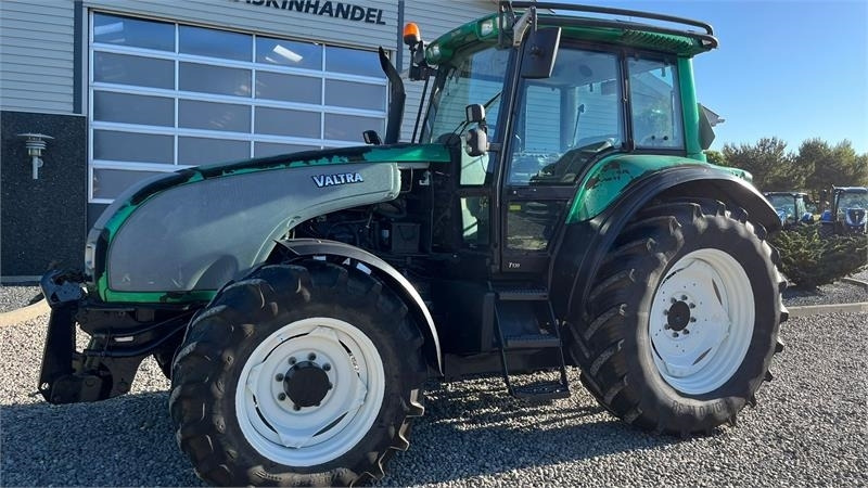 Valtra T130 med 3.5ton frontlift - Traktors: foto 2 Valtra T130 med 3.5ton frontlift - Traktors: foto 2