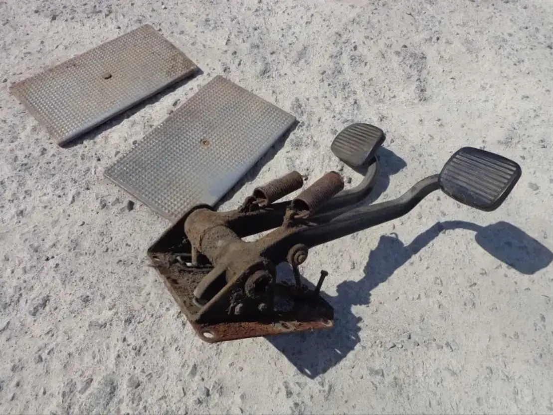 Scania Brake AND Clutch Pedal From Scania LB 0 AND LB1 Serie - Pedālis - Kravas automašīna: foto 4 Scania Brake AND Clutch Pedal From Scania LB 0 AND LB1 Serie - Pedālis - Kravas automašīna: foto 4