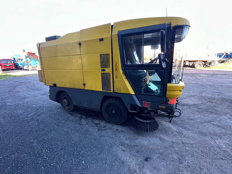 Ravo 530 VEEGMACHINE/SWEEPER!! - Ielu tīrīšanas mašīna: foto 5 Ravo 530 VEEGMACHINE/SWEEPER!! - Ielu tīrīšanas mašīna: foto 5