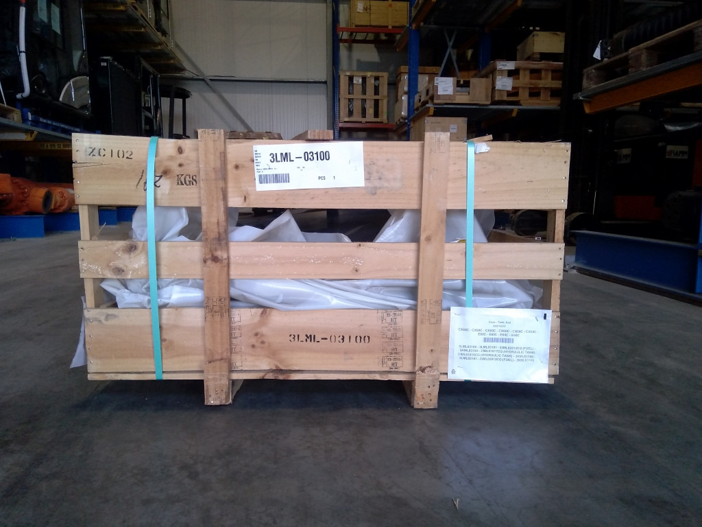 Case 3LML03100 - 31ML01018CG (HYDRAULIC TANK) - Degvielas tvertne - Celtniecības tehnika: foto 3 Case 3LML03100 - 31ML01018CG (HYDRAULIC TANK) - Degvielas tvertne - Celtniecības tehnika: foto 3