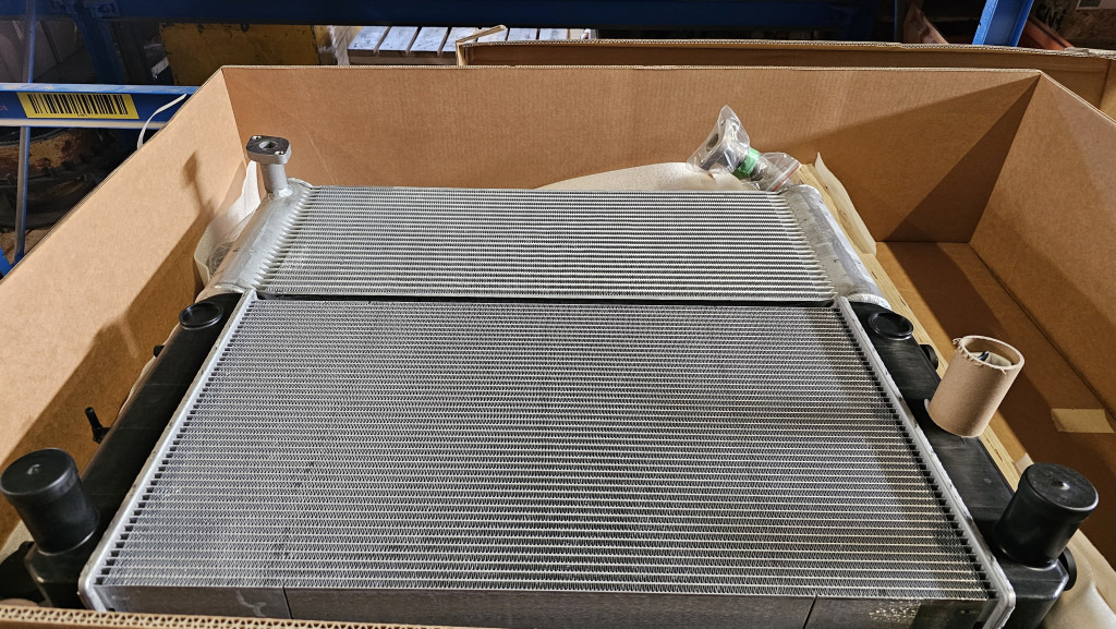 Hitachi YA00009861 - YA00019225 - Radiators - Celtniecības tehnika: foto 2 Hitachi YA00009861 - YA00019225 - Radiators - Celtniecības tehnika: foto 2