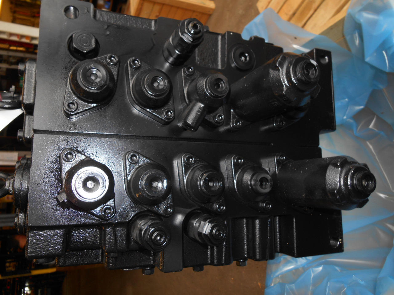 Kobelco YB30V00025F1 - Hidrauliskais vārsts - Celtniecības tehnika: foto 4 Kobelco YB30V00025F1 - Hidrauliskais vārsts - Celtniecības tehnika: foto 4