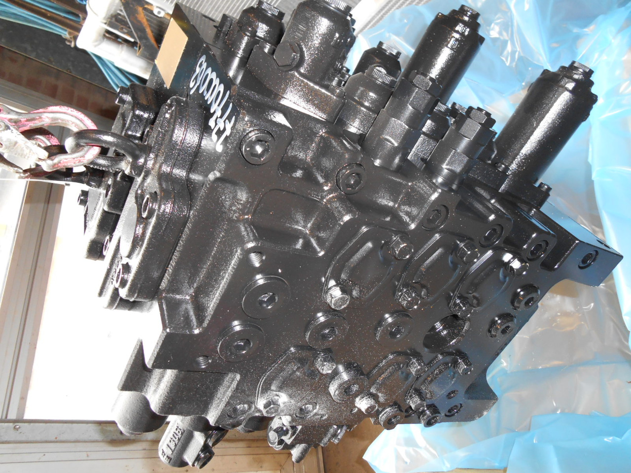 Kobelco YB30V00025F1 - Hidrauliskais vārsts - Celtniecības tehnika: foto 1 Kobelco YB30V00025F1 - Hidrauliskais vārsts - Celtniecības tehnika: foto 1