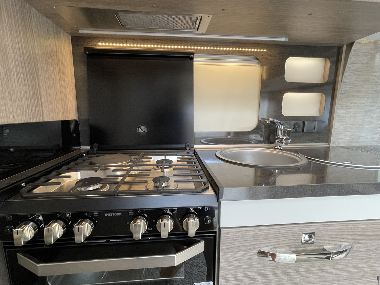 Dzīvojamais treileris HOBBY 650 KFU: foto 17
