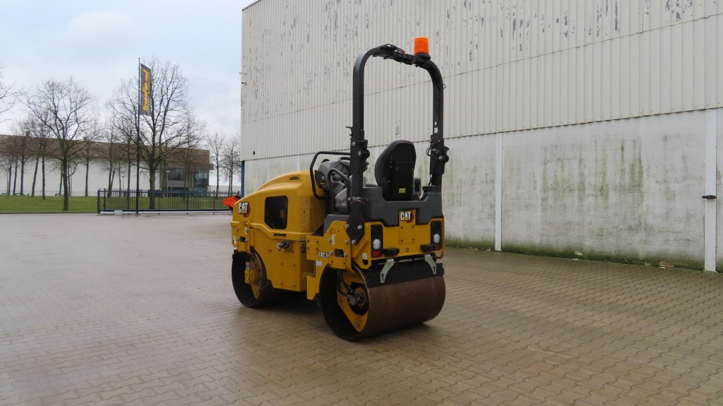 Caterpillar CB 2.5 GC - Ceļu veltnis: foto 4 Caterpillar CB 2.5 GC - Ceļu veltnis: foto 4