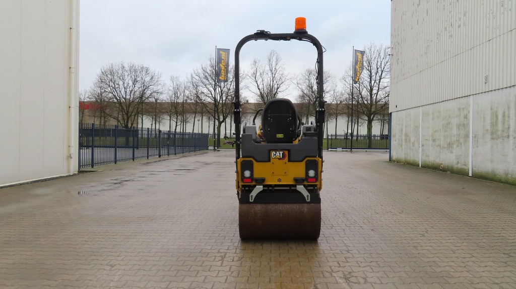 Caterpillar CB 2.5 GC - Ceļu veltnis: foto 3 Caterpillar CB 2.5 GC - Ceļu veltnis: foto 3