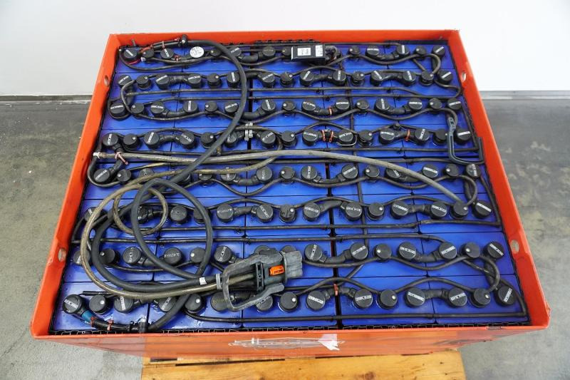 GRUMA 80 Volt 5 PzQ 860 Ah - Akumulators - Iekraušanas tehnika: foto 3 GRUMA 80 Volt 5 PzQ 860 Ah - Akumulators - Iekraušanas tehnika: foto 3