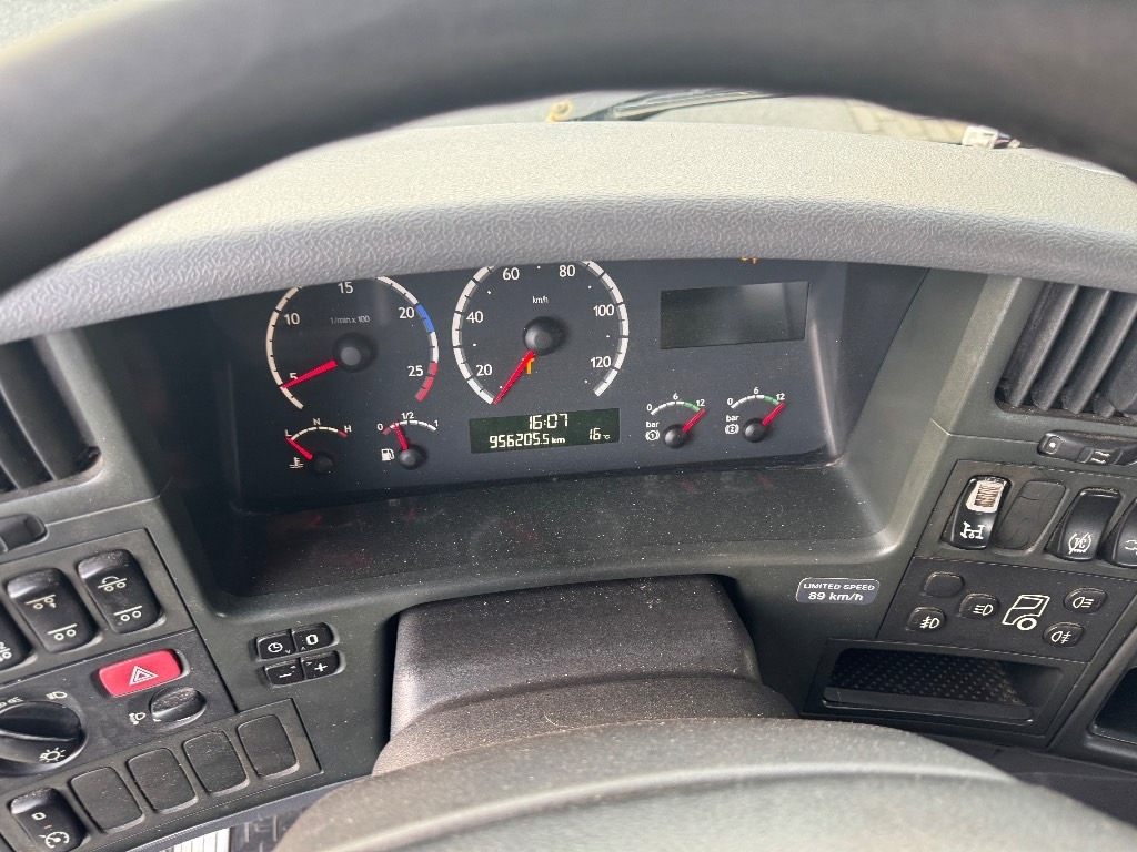 Kravas automašīna ar slēgto virsbūvi Scania P 340: foto 32