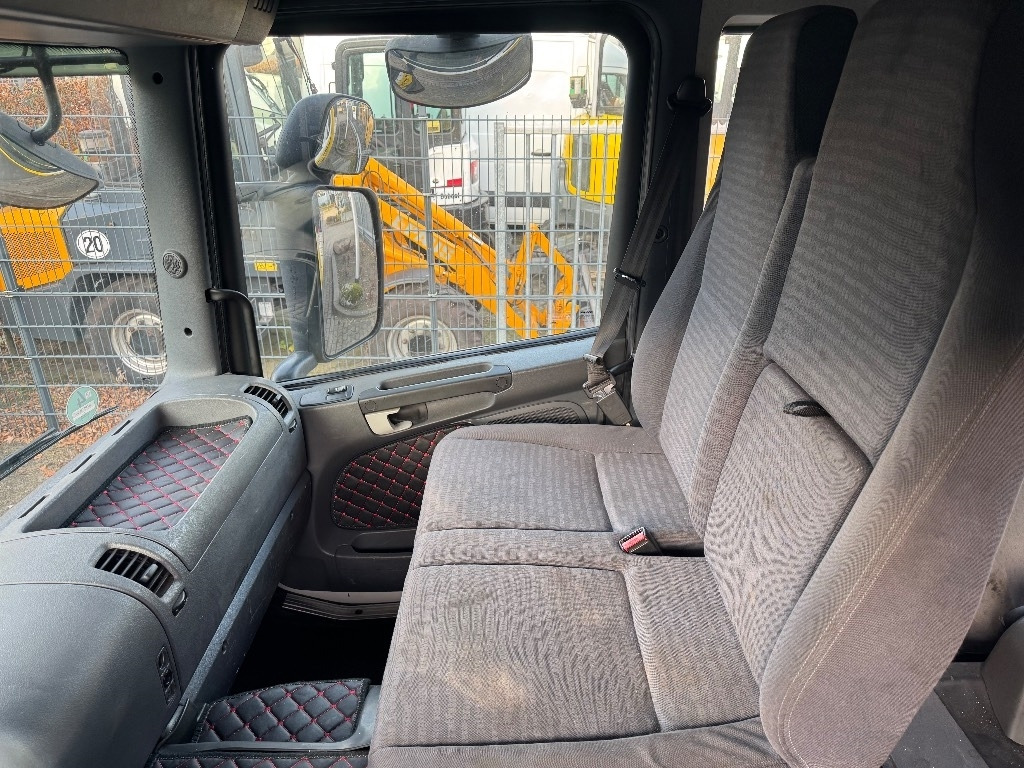 Kravas automašīna ar slēgto virsbūvi Scania P 340: foto 29