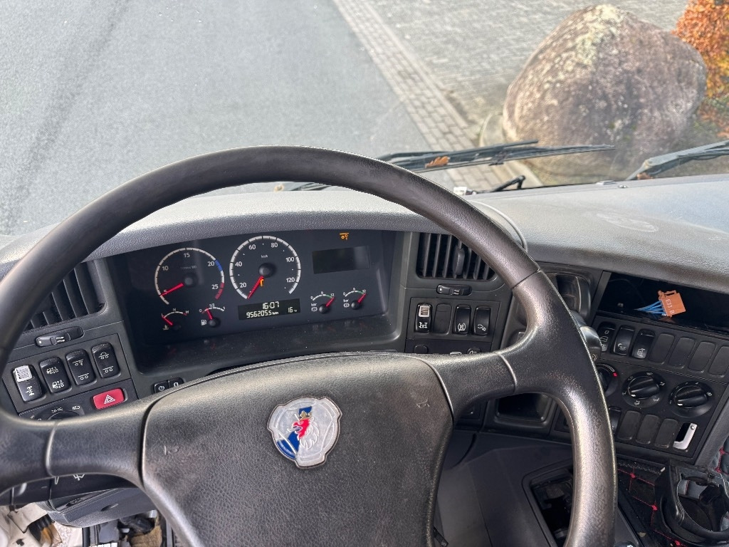 Kravas automašīna ar slēgto virsbūvi Scania P 340: foto 31