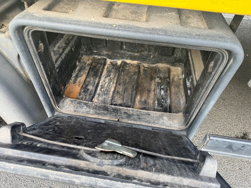 Kravas automašīna ar slēgto virsbūvi Scania P 340: foto 7