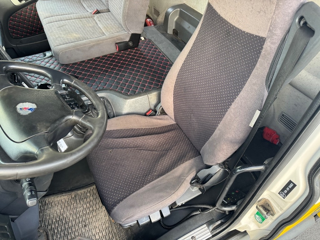 Kravas automašīna ar slēgto virsbūvi Scania P 340: foto 34