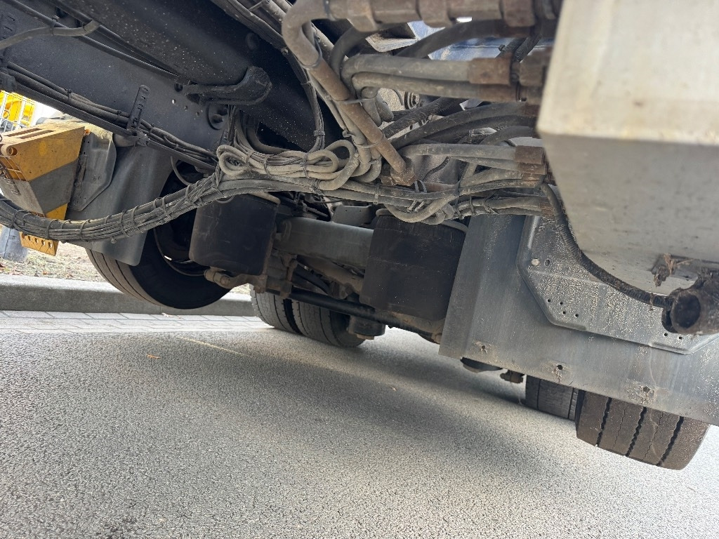 Kravas automašīna ar slēgto virsbūvi Scania P 340: foto 12