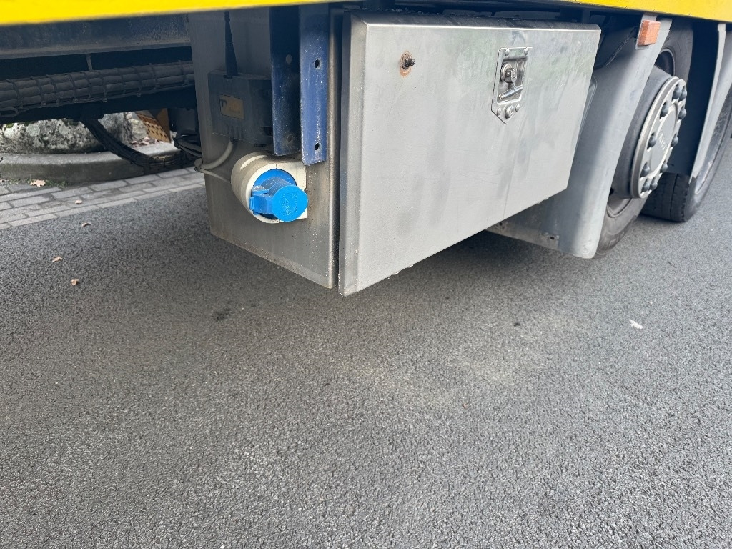 Kravas automašīna ar slēgto virsbūvi Scania P 340: foto 9