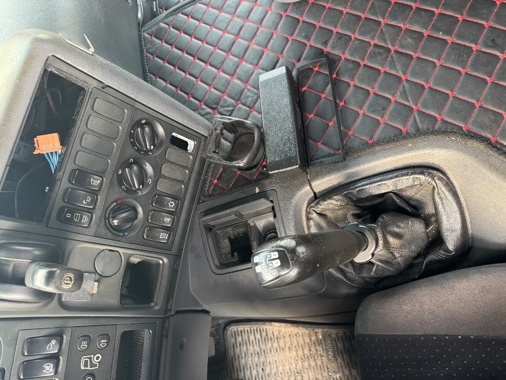 Kravas automašīna ar slēgto virsbūvi Scania P 340: foto 33