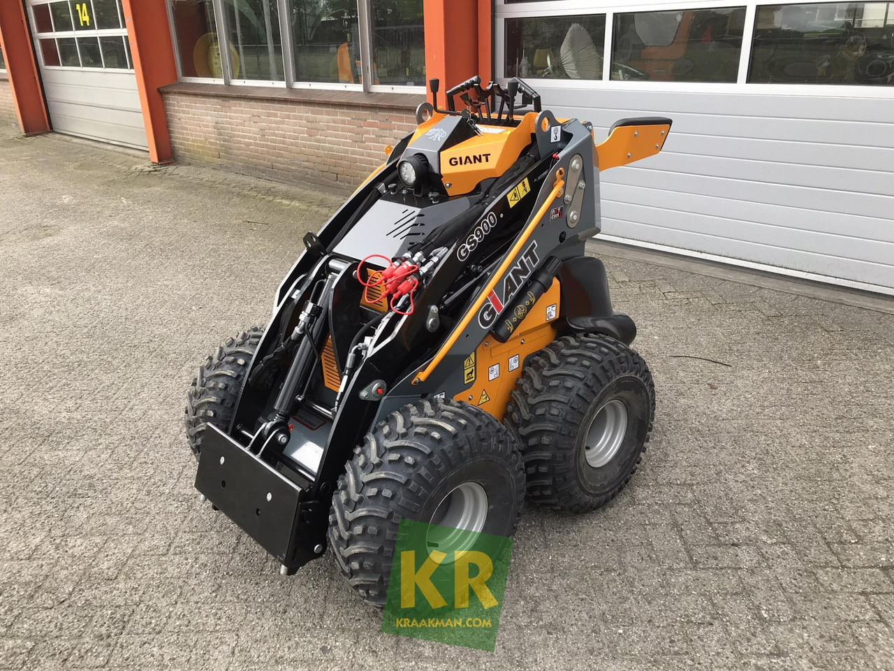 GS900 Giant - Kompaktiekrāvējs: foto 1 GS900 Giant - Kompaktiekrāvējs: foto 1