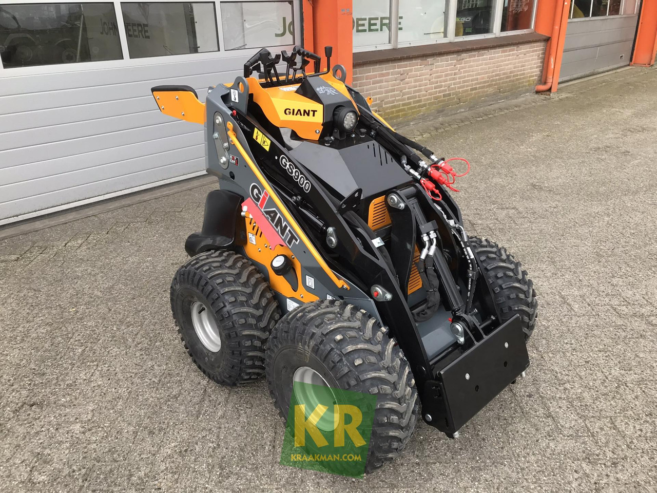 GS900 Giant - Kompaktiekrāvējs: foto 2 GS900 Giant - Kompaktiekrāvējs: foto 2