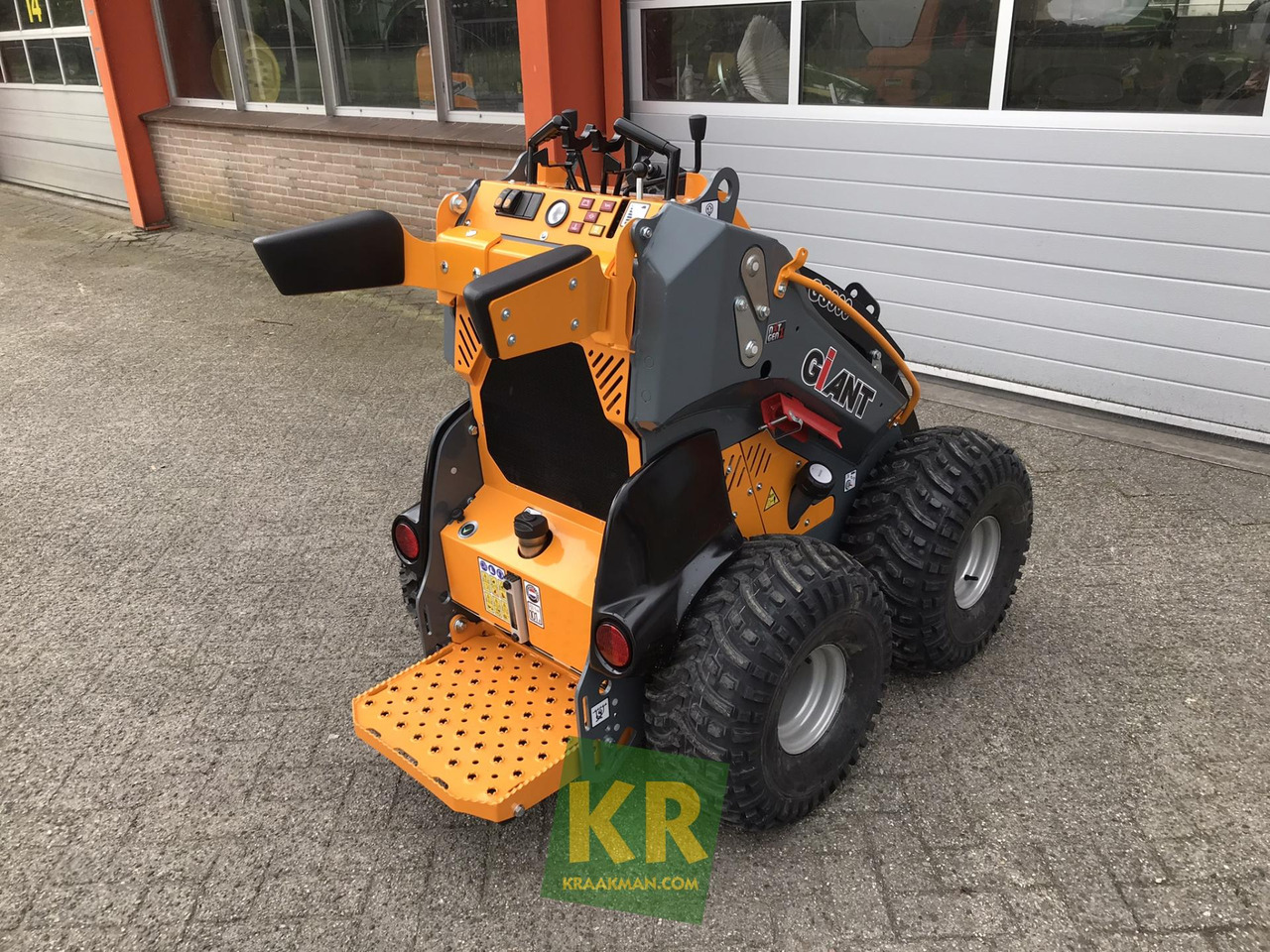 GS900 Giant - Kompaktiekrāvējs: foto 4 GS900 Giant - Kompaktiekrāvējs: foto 4