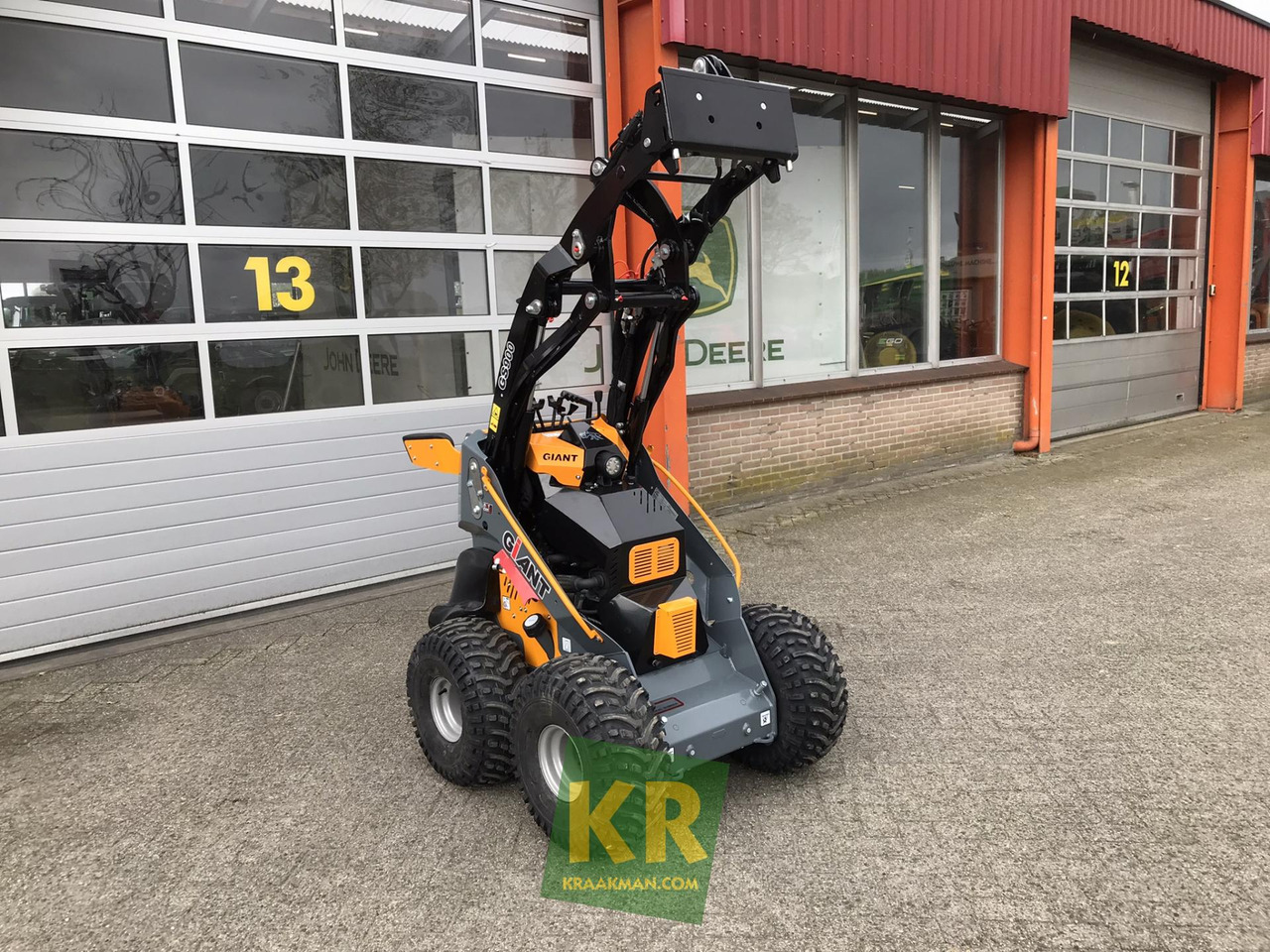 GS900 Giant - Kompaktiekrāvējs: foto 3 GS900 Giant - Kompaktiekrāvējs: foto 3