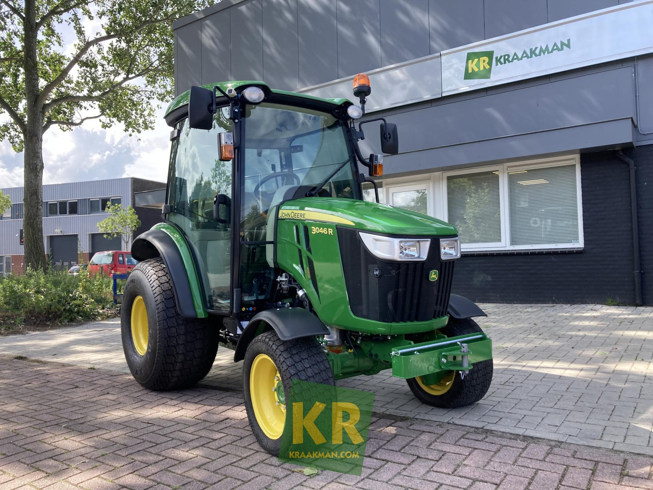 John Deere 3046R - Mini traktors: foto 1 John Deere 3046R - Mini traktors: foto 1