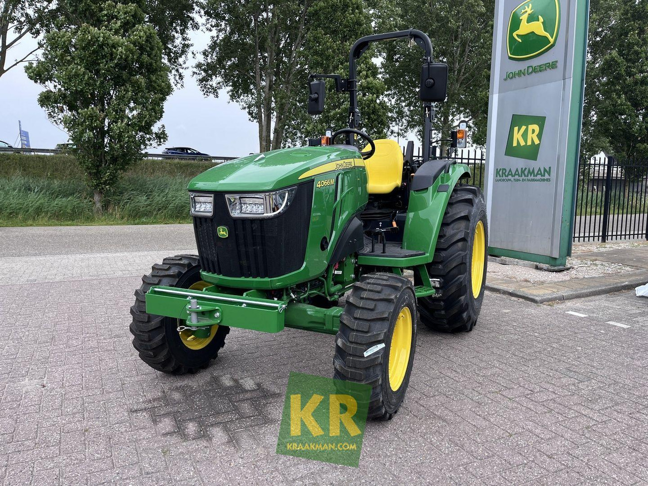 John Deere 4066M - Mini traktors: foto 2 John Deere 4066M - Mini traktors: foto 2