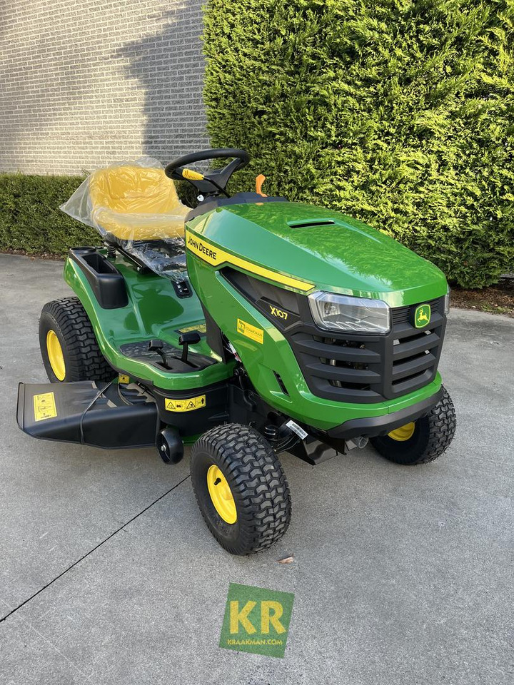 John Deere X107 - Zāles pļāvējs: foto 1 John Deere X107 - Zāles pļāvējs: foto 1