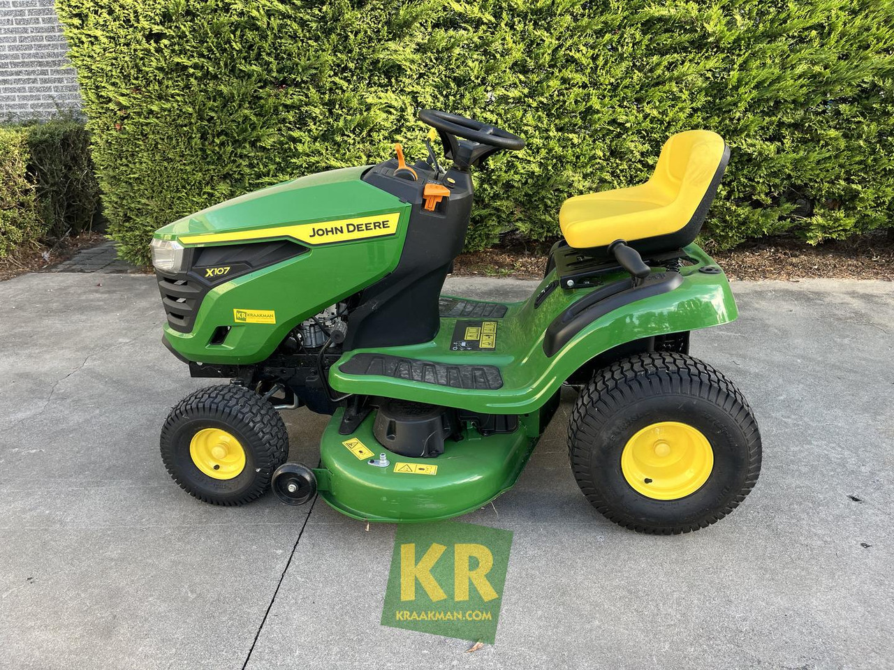 John Deere X107 - Zāles pļāvējs: foto 1 John Deere X107 - Zāles pļāvējs: foto 1